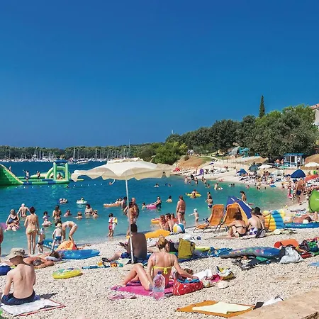 Lovely In Πούλα